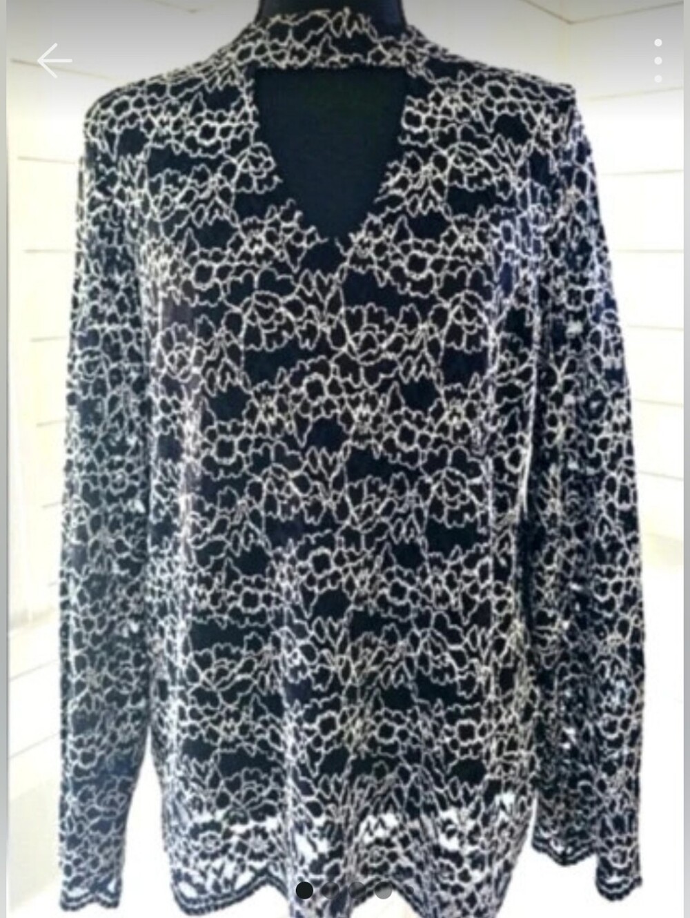 Black & White Lace Pattern V-Neck Top